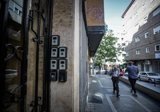 Edificio viral por los cajetines de los pisos turísticos