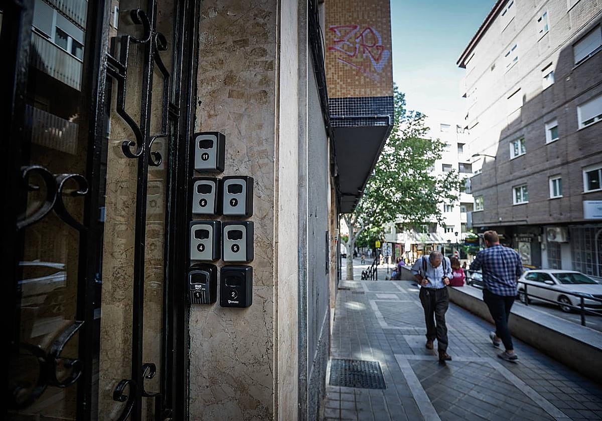 Edificio viral por los cajetines de los pisos turísticos