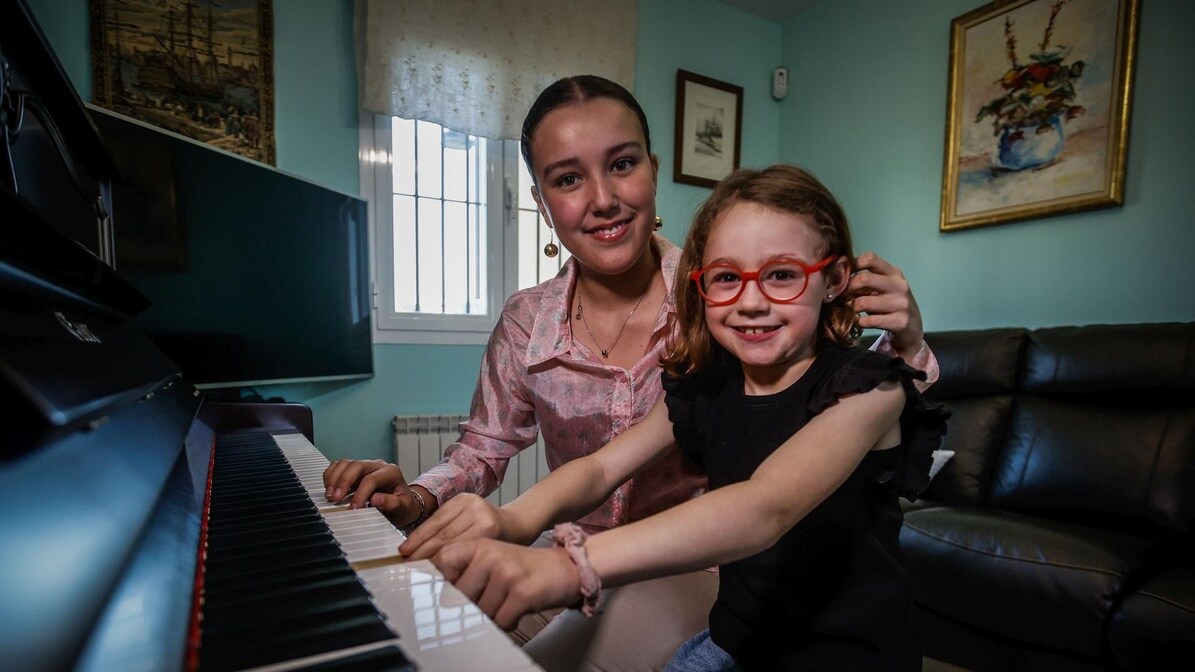 Norah Wanton y Elenita, juntas frente al piano en la casa de la primera.