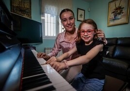 Norah Wanton y Elenita, juntas frente al piano en la casa de la primera.