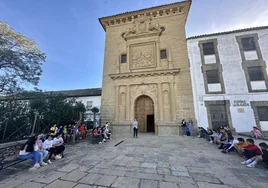 Escolares a las puertas de la iglesia de San Ignacio.