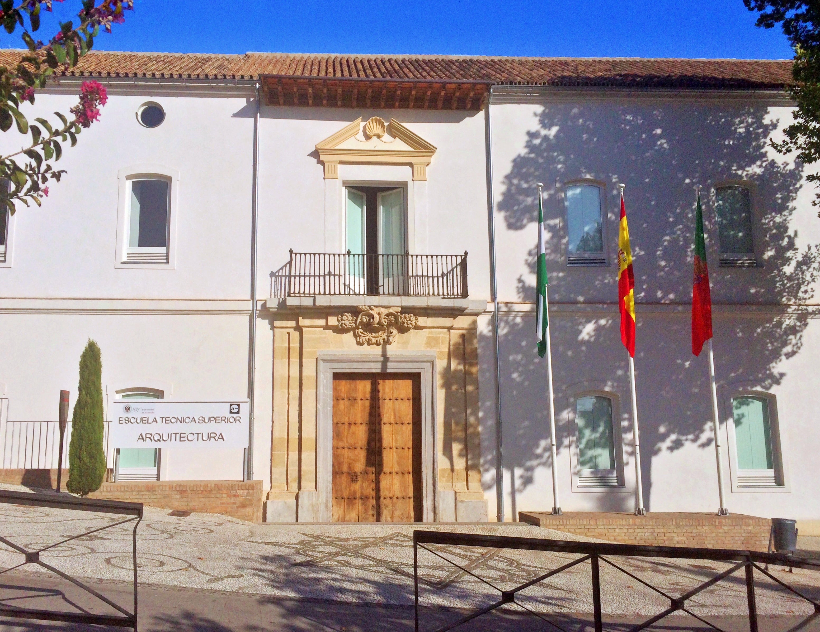 La Escuela Técnica Superior de Arquitectura en Granada.