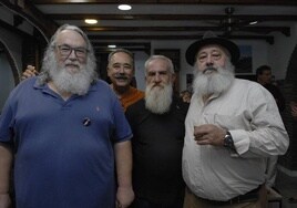 El fotógrafo, José Antonio Ramos, de rojo, con algunos de los protagonistas de la exposición