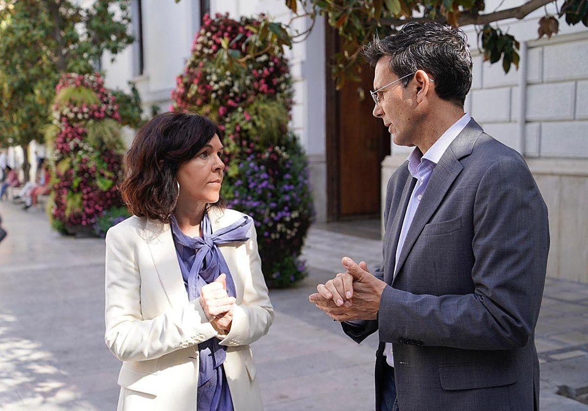 La parlamentaria María Ángeles Prieto y el portavoz municipal socialista Paco Cuenca, en la Plaza del Carmen.