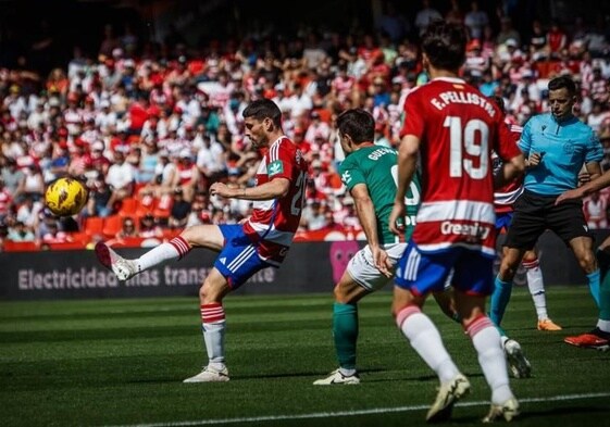 Sergio Ruiz toca un balón durante el partido contra el Alavés.