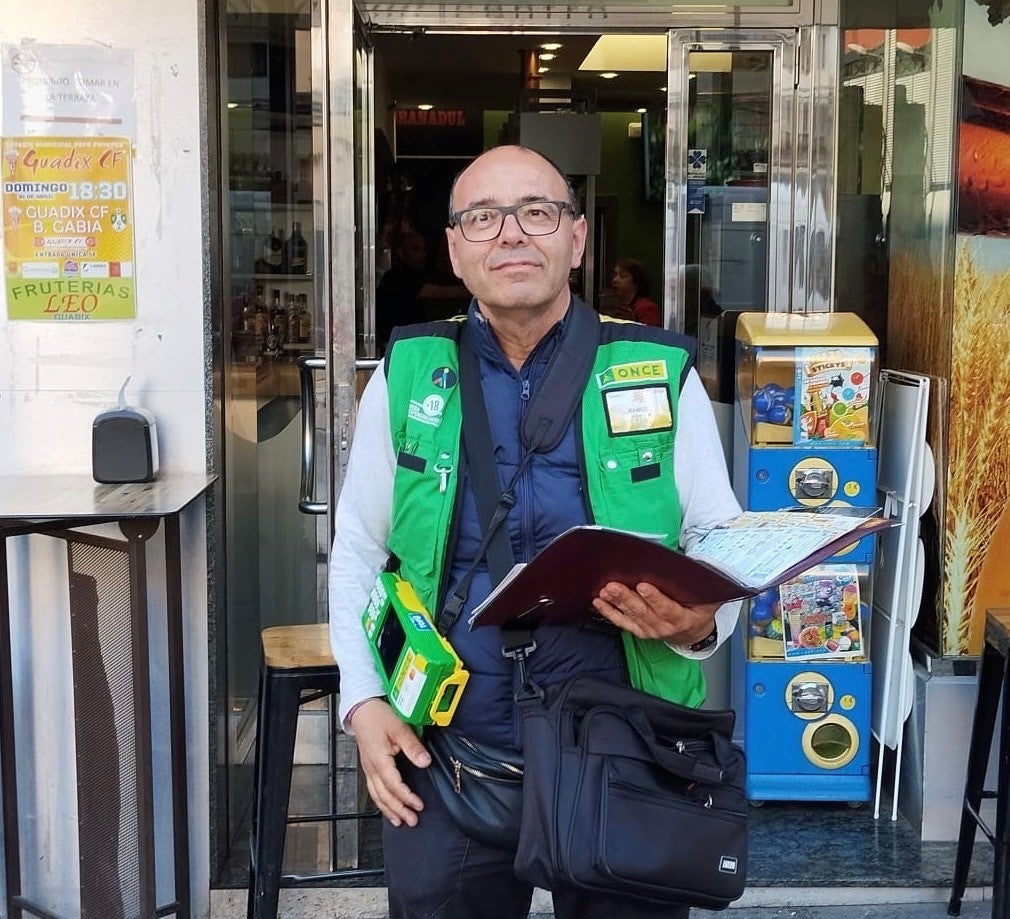 Cruz en su puesto de la calle Medina Olmos