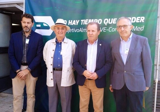 Jerónimo Parra, con los ingenieros del comité de expertos.