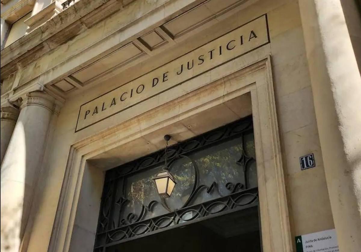 Puerta principal del Palacio de Justicia de Jaén.