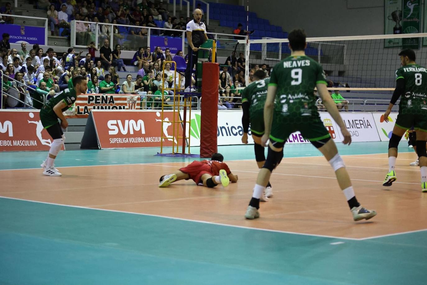 Paquillo Fernández no llega a salvar la bola, como muchas que se escaparon al equipo.