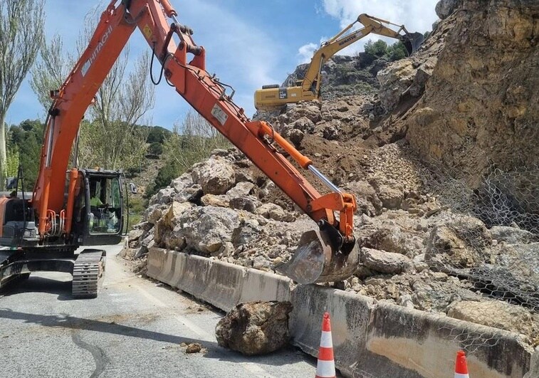 Las máquinas trabajando ayer en el punto que reabrirá este viernes.