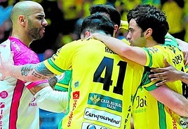 Los jugadores amarillos celebran un tanto.