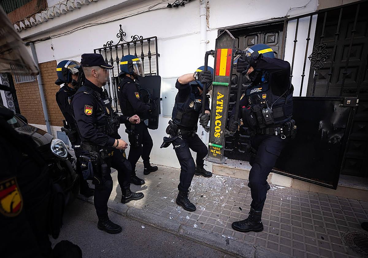Agentes de la UPR derriban las dos puertas de acceso a la primera vivienda en la que realizaron un registro.