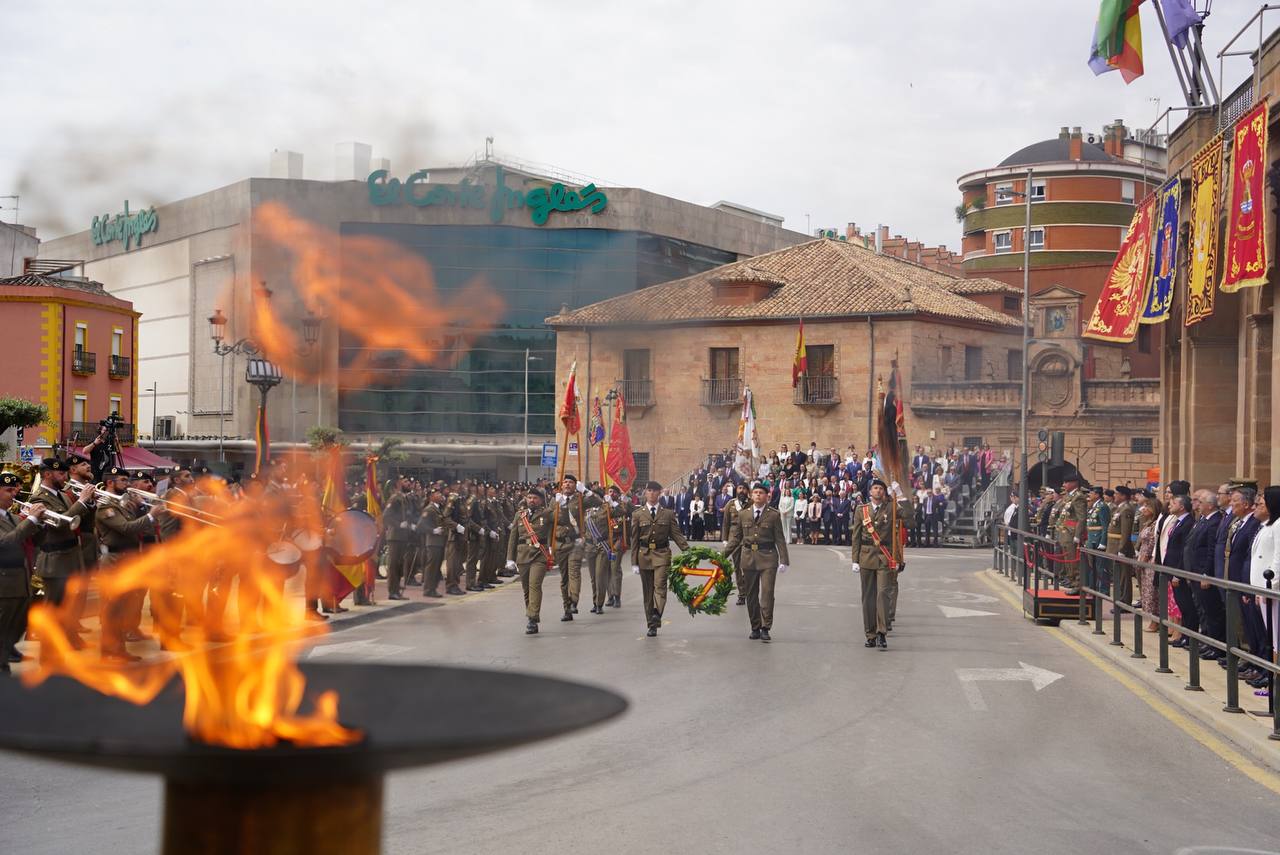 Acto de homenaje a los caídos, en la Jura de Bandera civil en Linares.