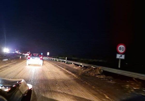 La A-92 de Granada, llena de barro y atascada por las tormentas.