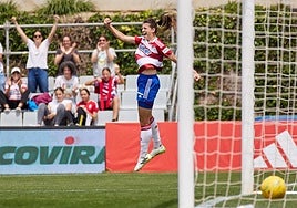Carlota Suárez celebra el primer tanto de las granadinas.