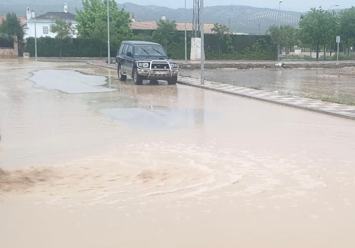 Una carretera inundada en Valderrubio.