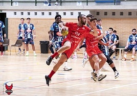 Un jugador del Domca se dispone a efectuar un lanzamiento.