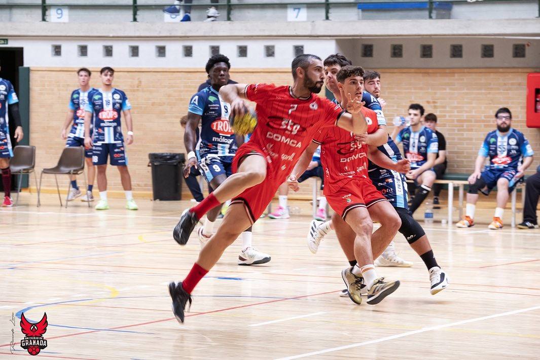 Un jugador del Domca se dispone a efectuar un lanzamiento.