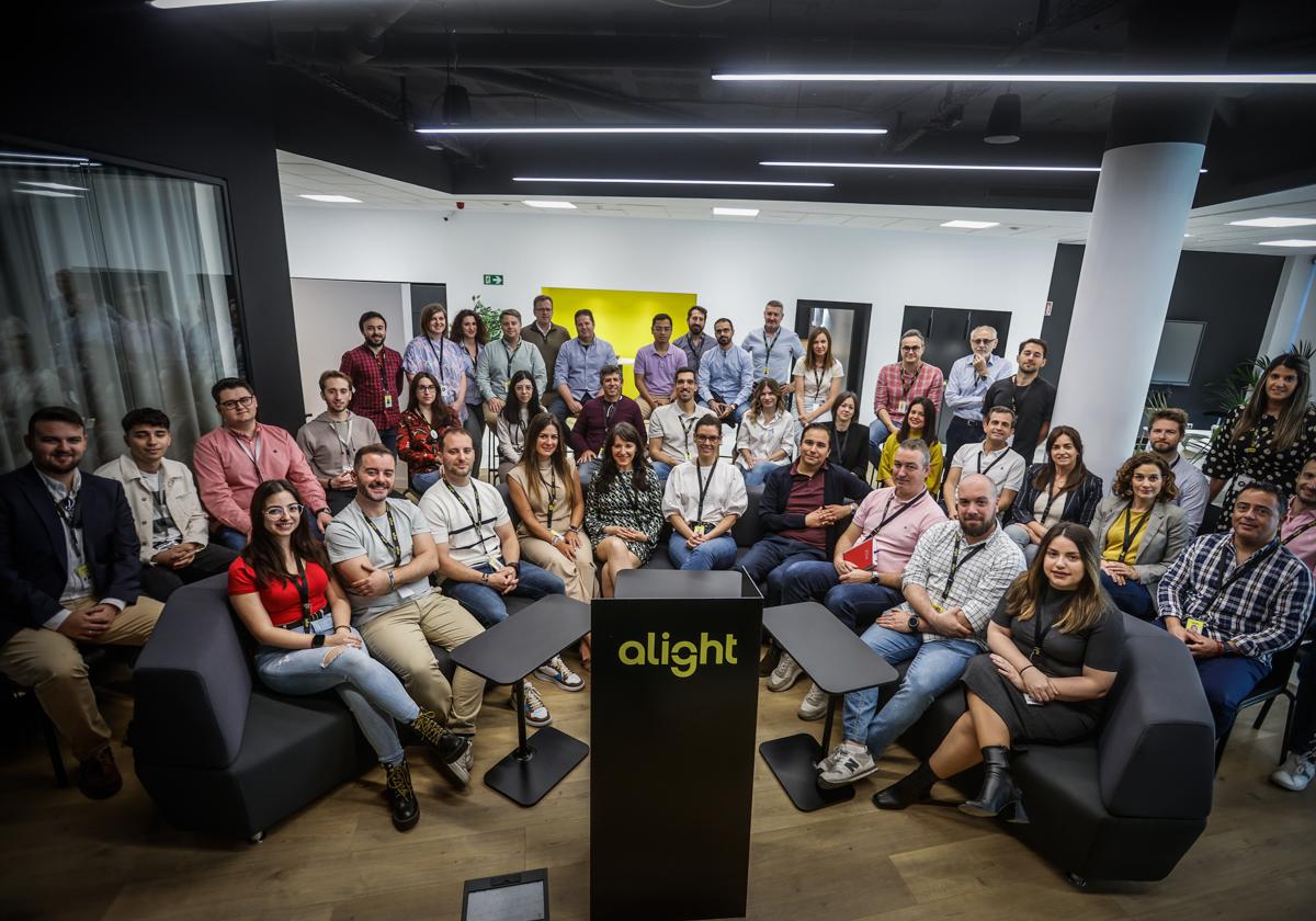 Parte de los trabajadores de Alight reunidos en el centro de Granada para la foto de familia