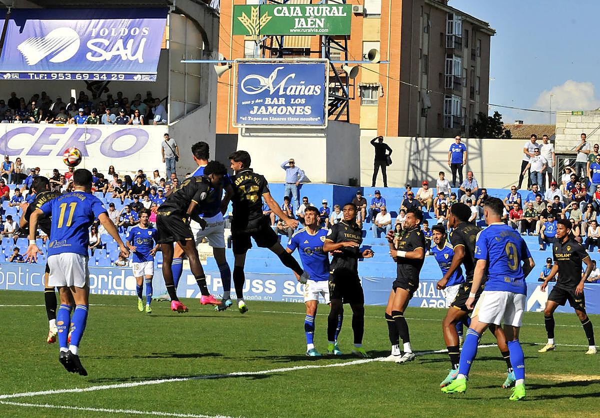 Los azulillos contaron con mejores ocasiones en el inicio del encuentro.