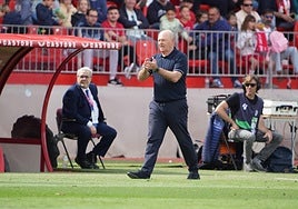 Pepe Mel aplaude a sus jugadores en un partido casi perfecto.