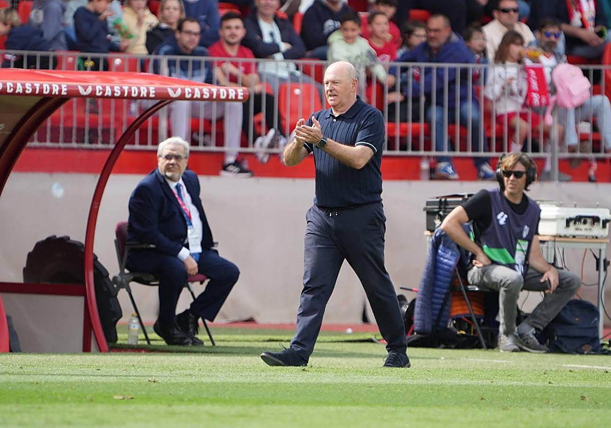 Pepe Mel aplaude a sus jugadores en un partido casi perfecto.