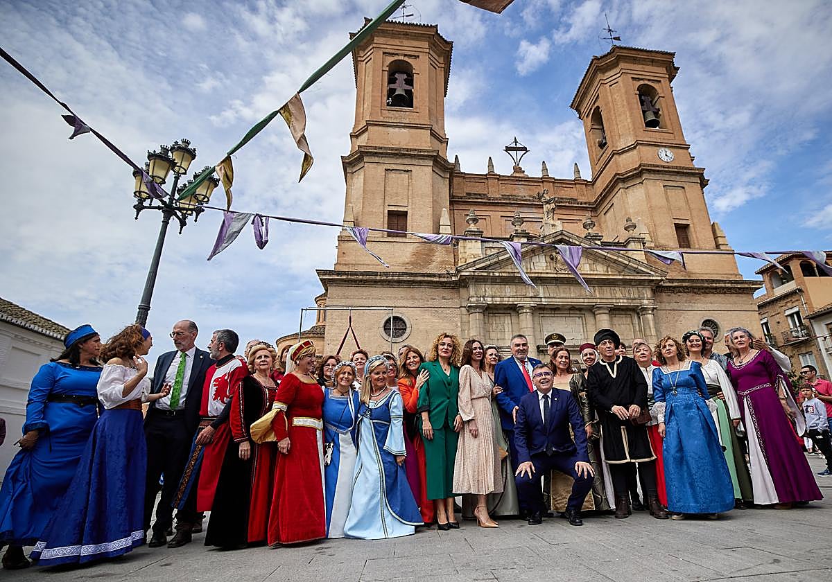 Foto de familia en la plaza de España de Santa Fe en el aniversario de Las Capitulaciones.