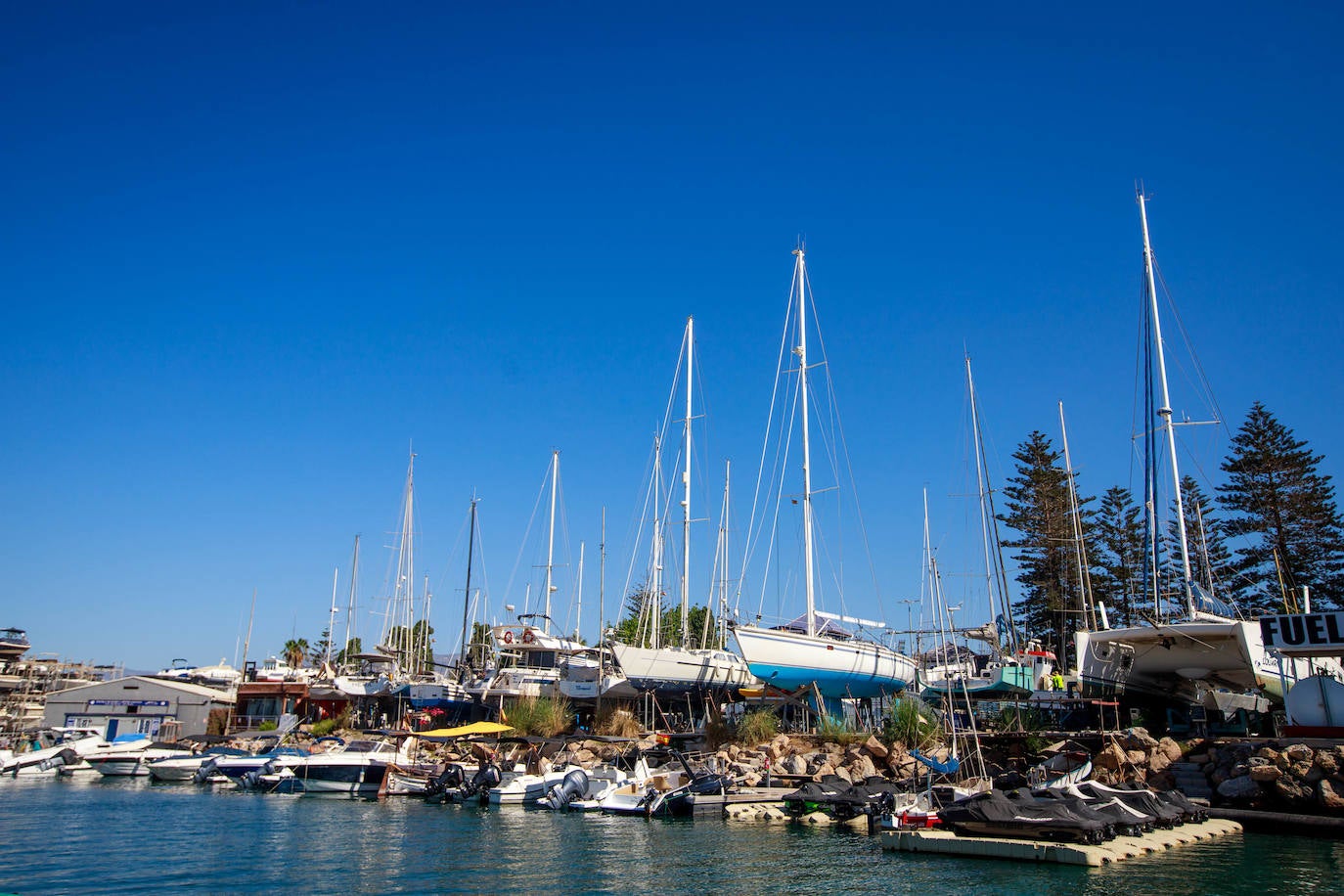 Amarres en la marina deportiva actual del puerto de Motril.