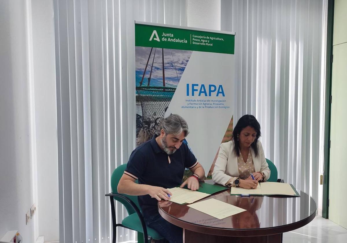 Marta Bosquet y Tony García durante la firma el convenio.