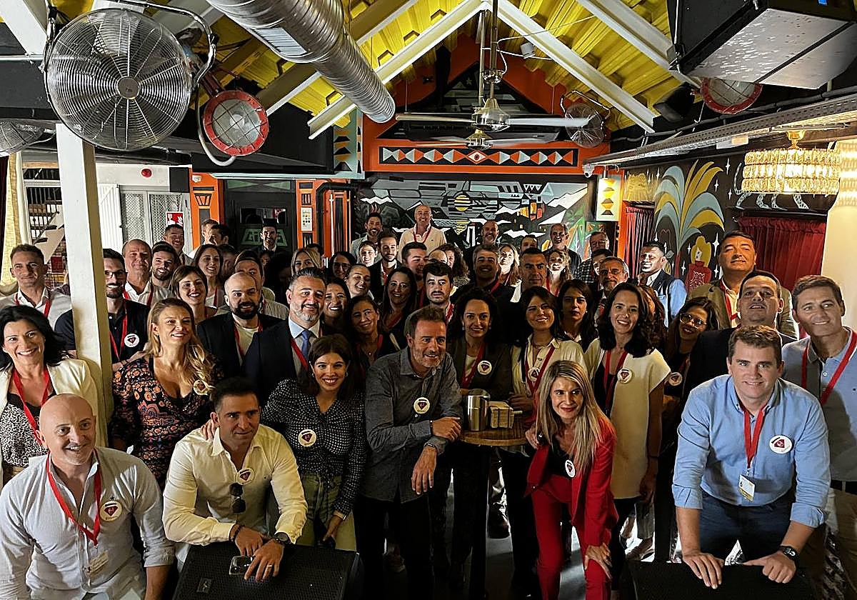 Miembros de las empresas socias del club en un acto organizado en el Lemon Rock.