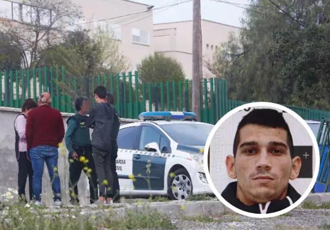 Guardias civiles en la barriada de las Flores de Pinos Puente tras un tiroteo del fugitivo Adonai, en la parte derecha de la imagen.