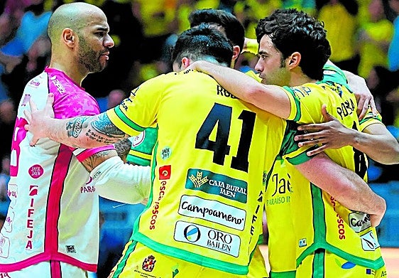 Los jugadores amarillos celebran un tanto.