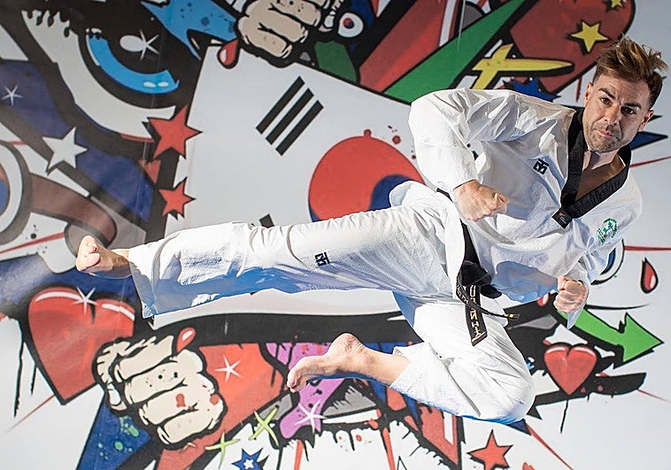 Rubén Hita salta para IDEAL en su escuela de taekwondo.