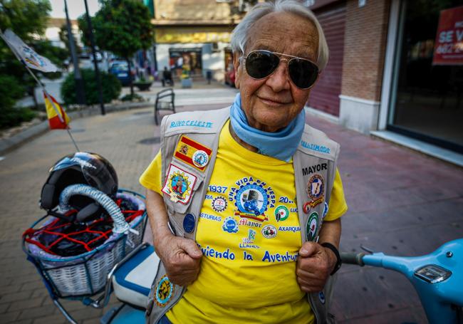 Manuel, en la Plaza de los Patos, tras el paseo por su pueblo, Peligros, donde todo el mundo le conoce.