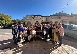 Participantes en la iniciativa municipal en el 'banco de la palabra' de Emilia Pardo Bazán.