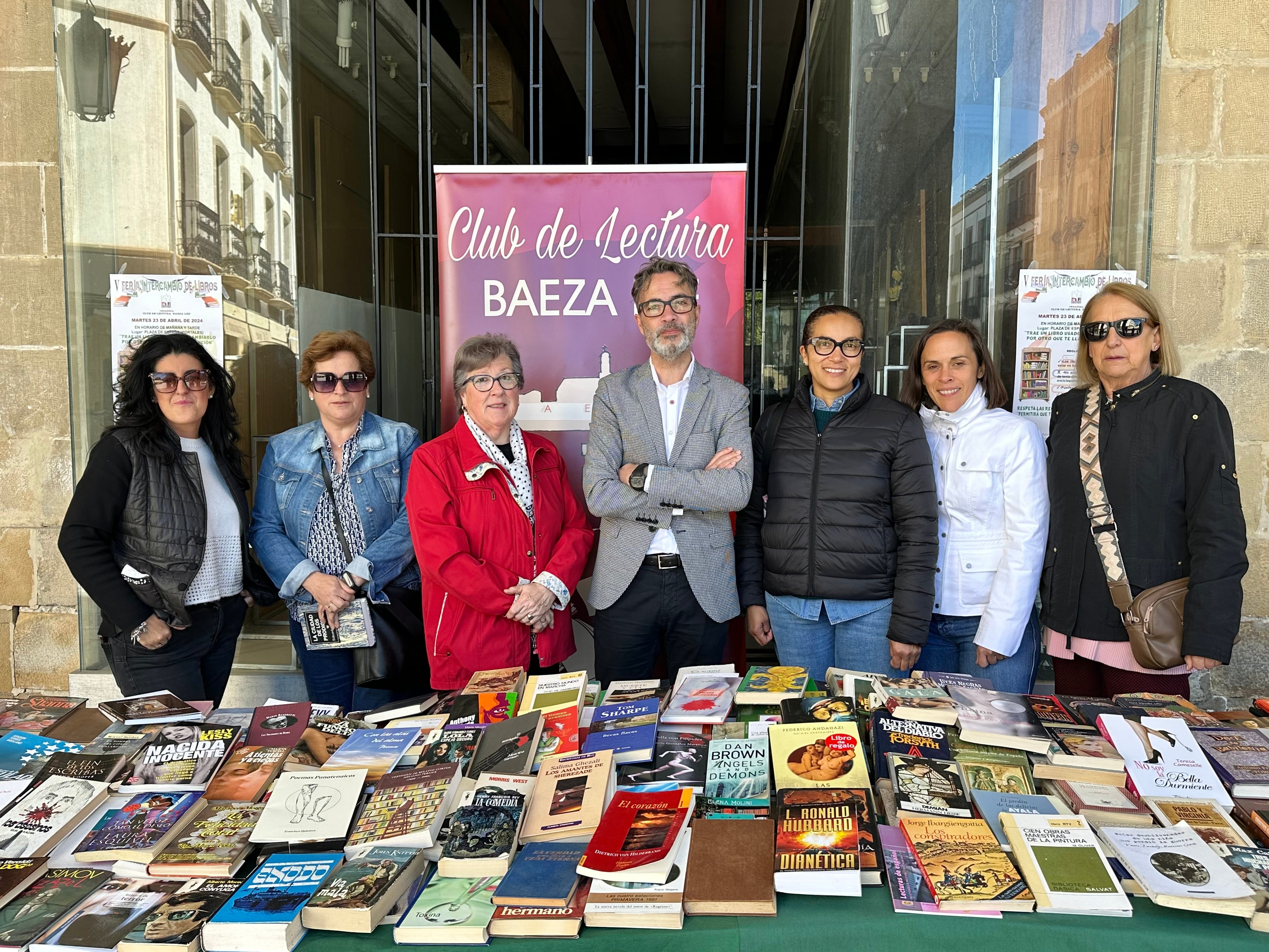 V Feria del Intercambio de Libros organizado por el club de lectura 'Baeza Lee'.