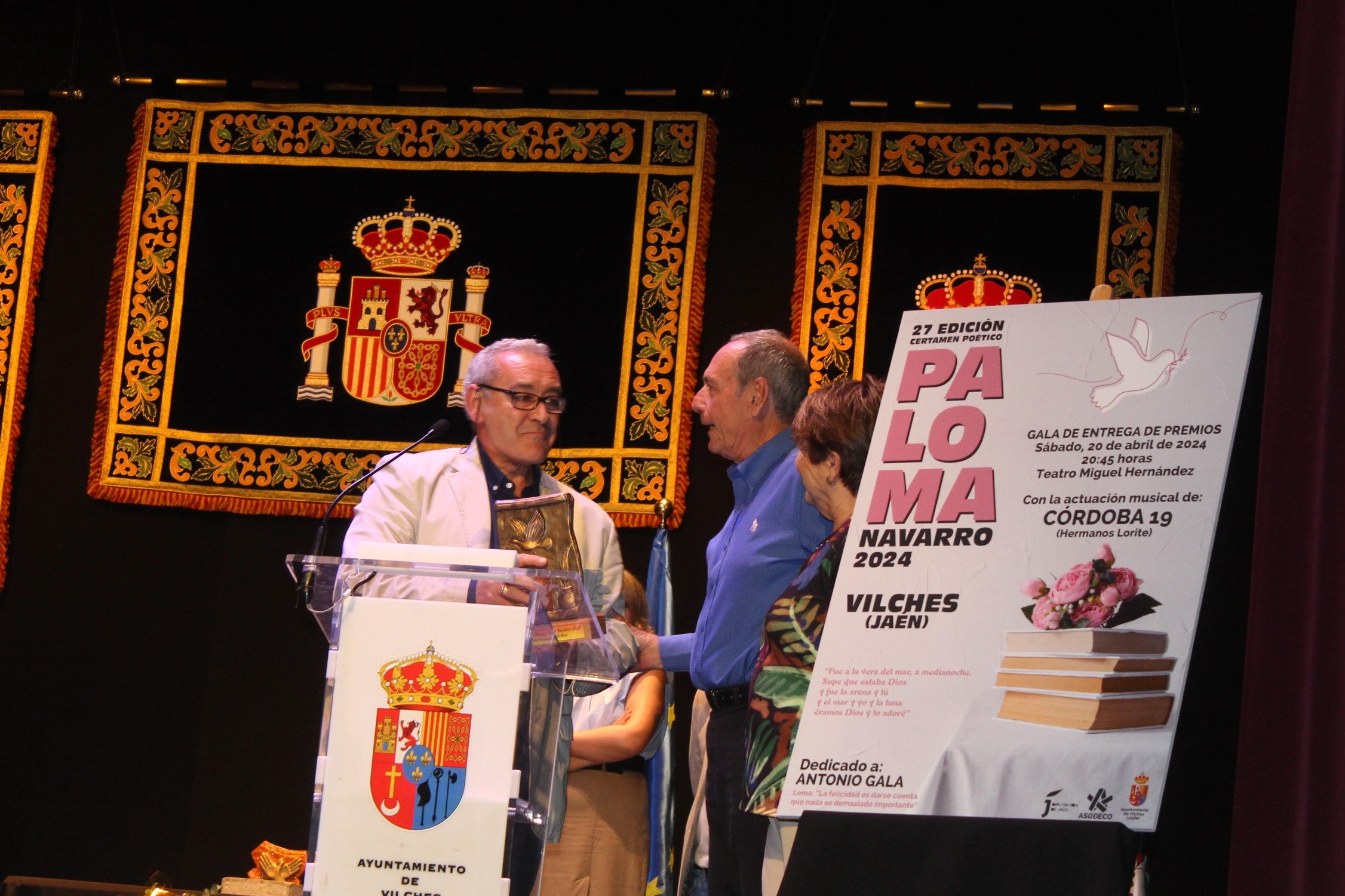 Manuel Luque recibe el premio del Certamen Paloma Navarro.