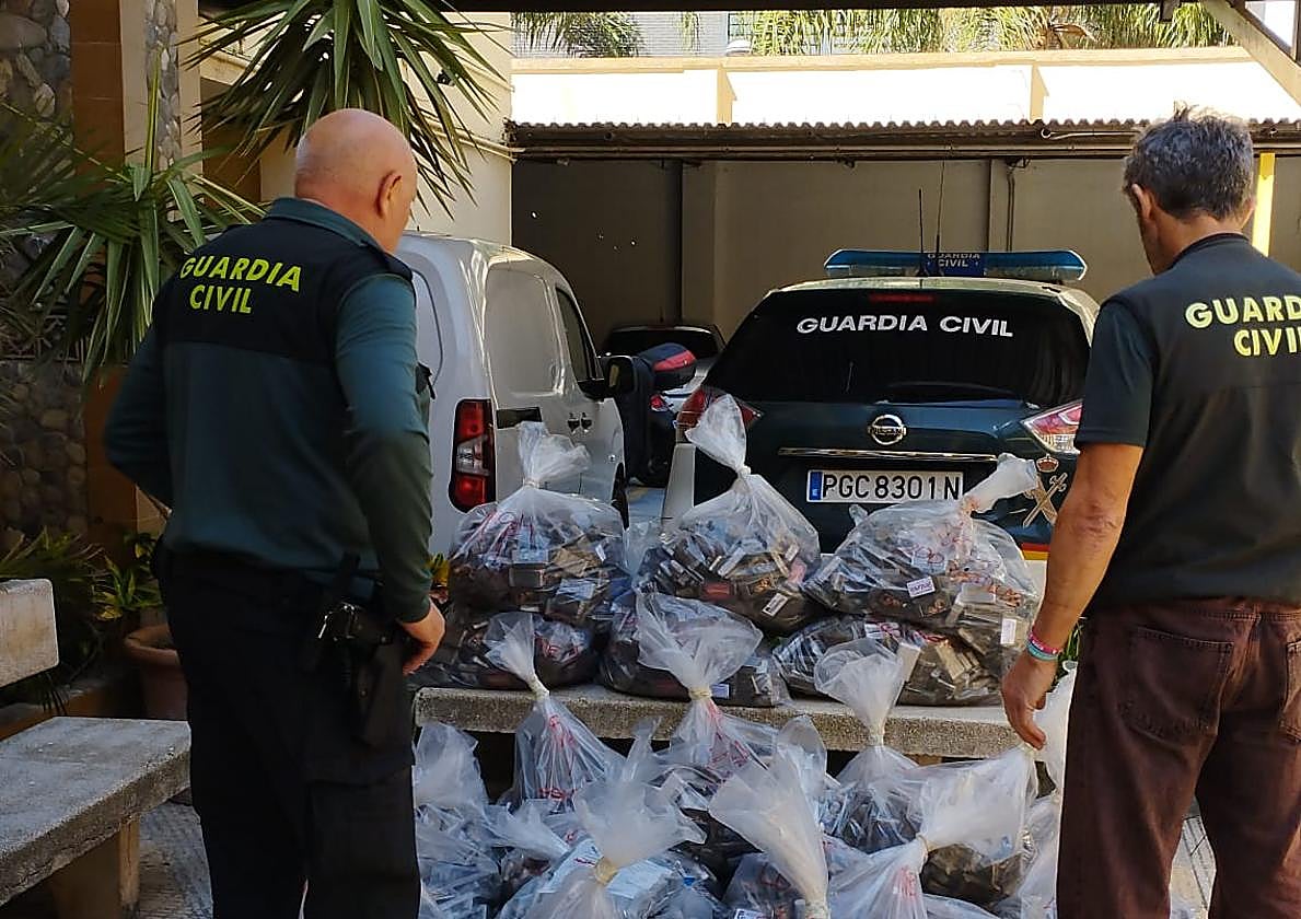 La Guardia Civil descubre 456 kilos de hachís en el techo de un semirremolque en Motril.