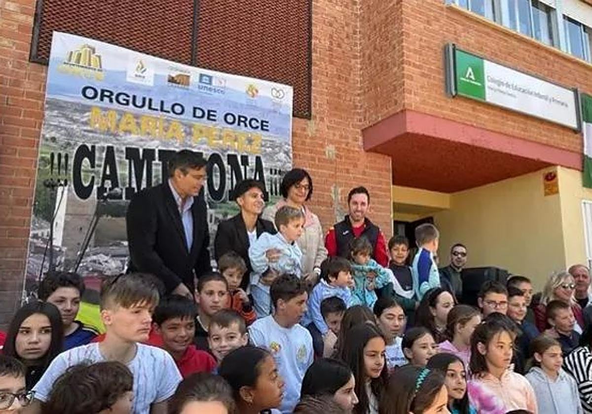 María Pérez, en el colegio en el que estudió durante el acto en el que tomó su nombre.