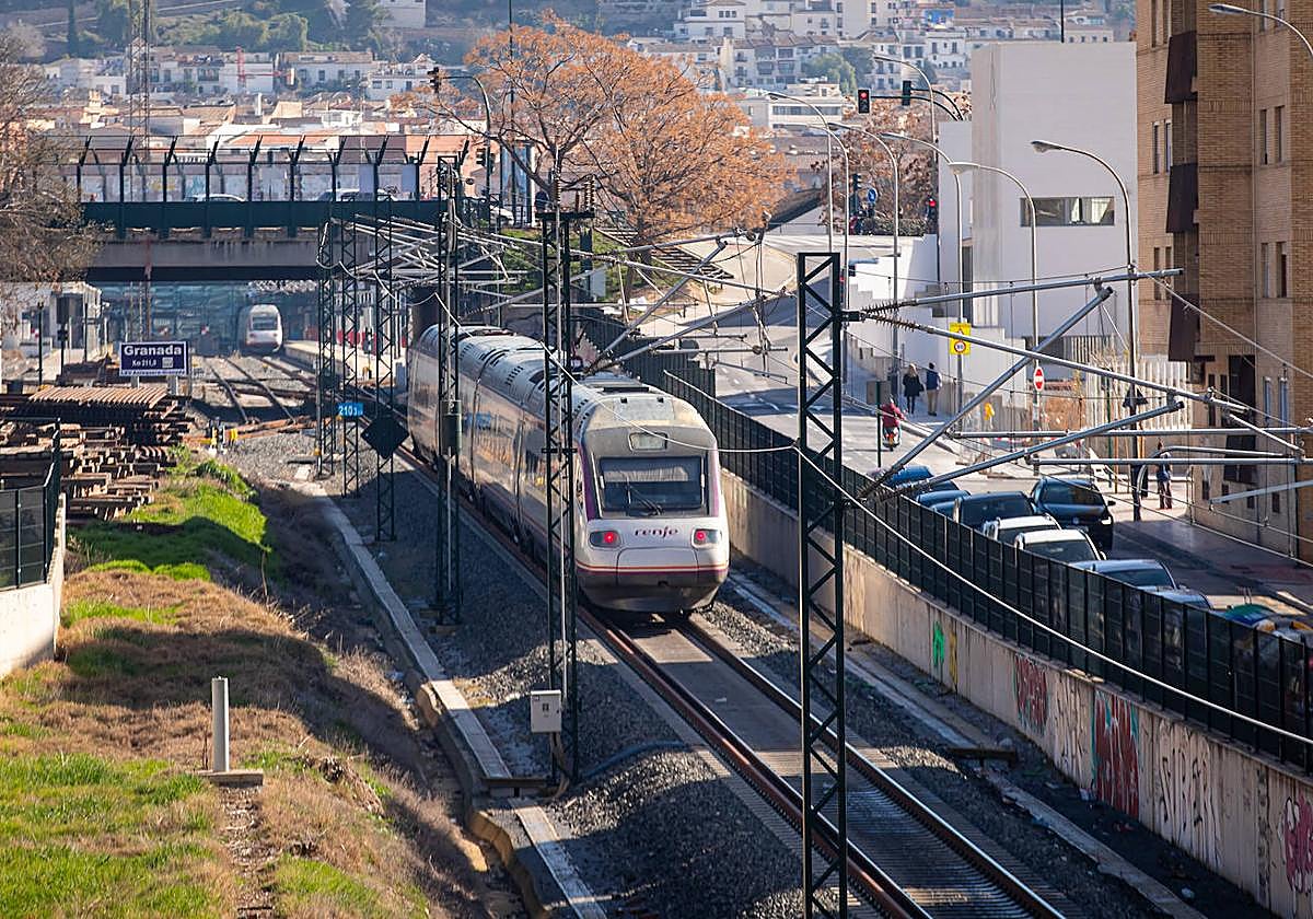 La alcaldesa de Granada acusa al PSOE de «romper» la unanimidad en torno al soterramiento