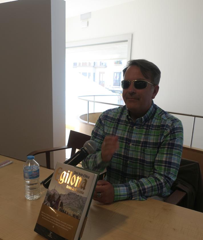 Imagen secundaria 2 - Otras presentaciones en la Feria del Libro en el día de ayer: la reedición del libro 'La Alhambra', la presentación de la antología 'Metapoéticas' y José Soto con 'Egilona'