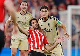 Miguel Rubio marca a Raúl García en San Mamés.