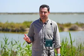Juanma Moreno realiza una visita a la finca 'Veta la Palma' en Doñana.