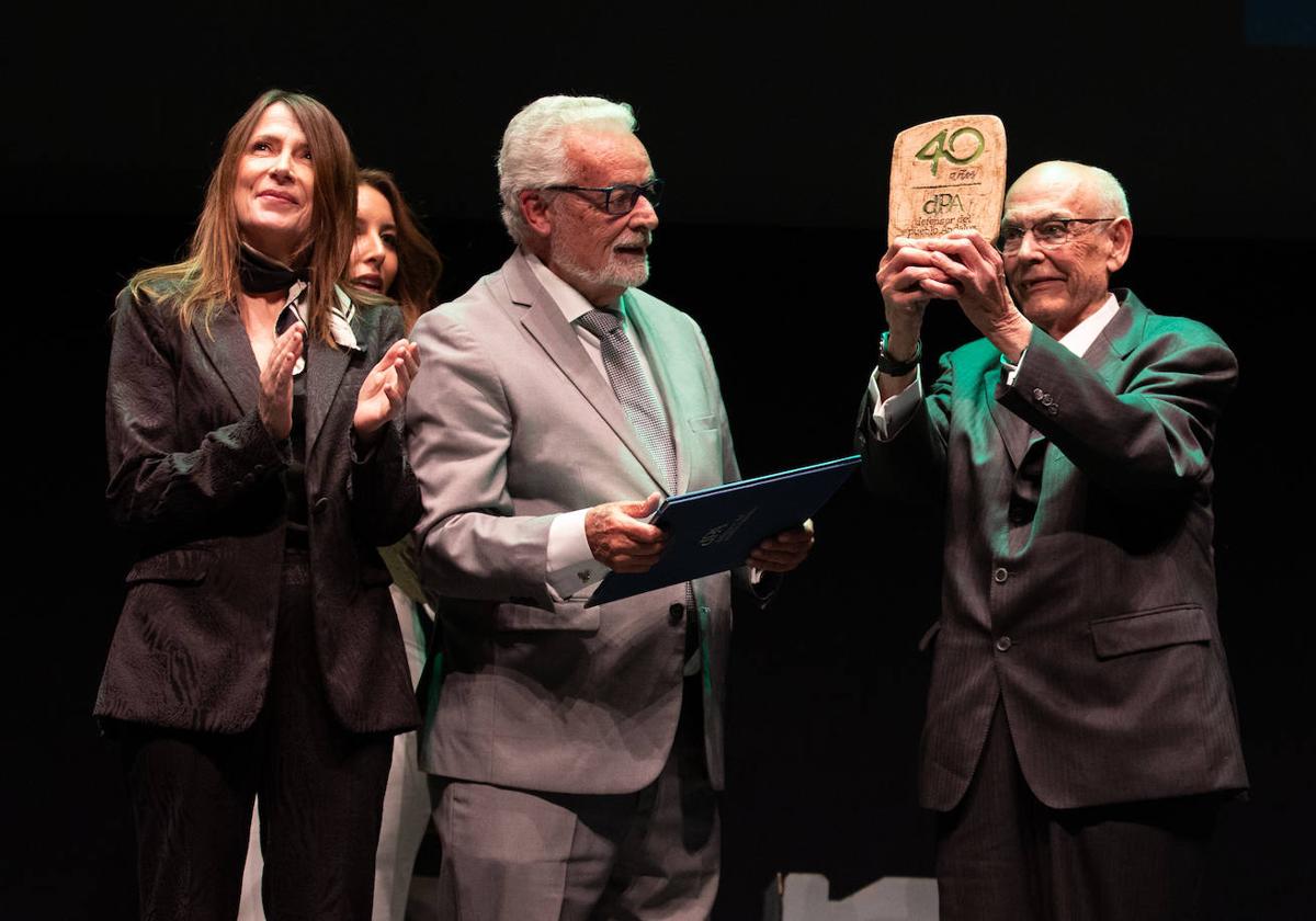 El Defensor del Pueblo Andaluz entrega una de las distinciones en el acto que tuvo lugar en la Fundación CajaGranada.