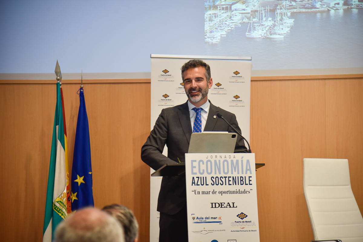 El consejero Ramón Fernández-Pacheco en el foro de IDEAL en el puerto de Motril.