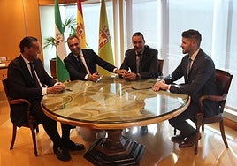 El presidente de la Diputación de Granada, Francis Rodríguez; el director general del Granada CF, Alfredo García Amado; el presidente de la Fundación CB Granada, Óscar Fernández-Arenas, y el vicepresidente tercero de la Diputación y diputado de Deportes e Instalaciones Deportivas, Eric Escobedo.