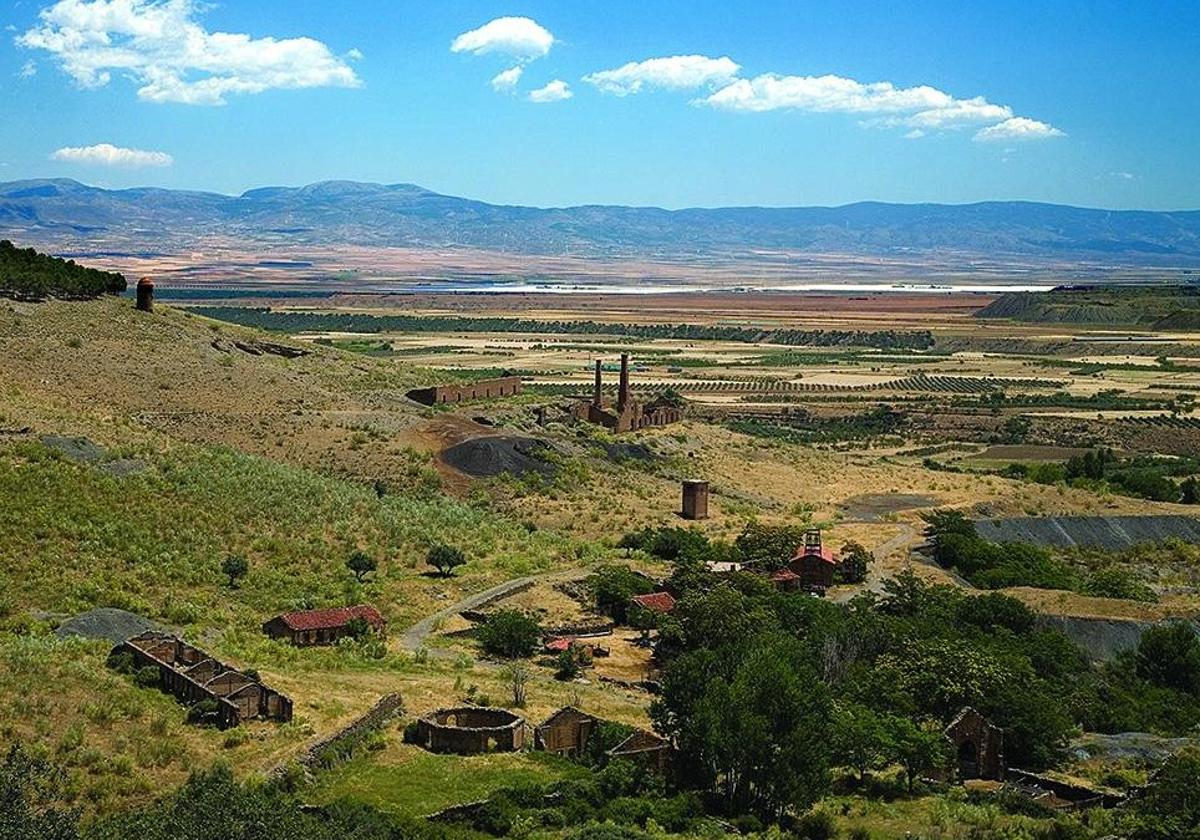 Vista de los restos de las Minas de Santa Constanza en Jérez del Marquesado.