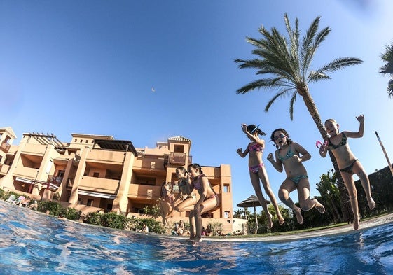 Una piscina en una urbanización de Motril.