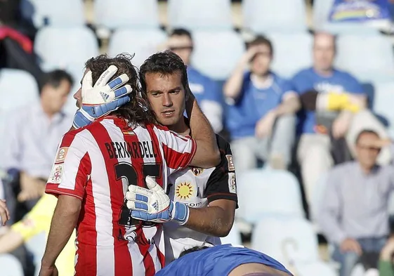 Esteban y Bernardello se abrazan tras el descenso de la temporada 2020-2011