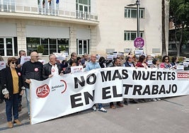 Concentración de UGT y CCOO este viernes ante la Subdelegación del Gobierno.